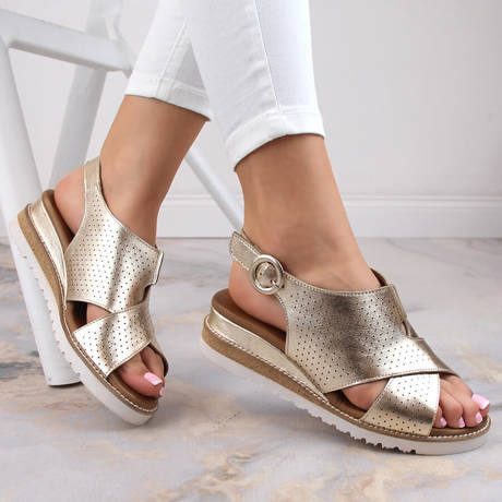 Skórzane sandały damskie na koturnie metaliczne złote Artiker 52C0831